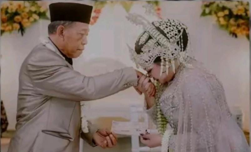 Pernikahan Mbah Tarman dan Sheila Arika.